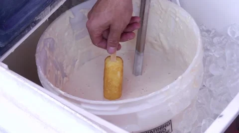 Deep fried twinkie dip Vídeos de archivo 41132858