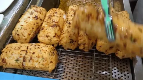 Deep-Frying Authentic Korean Fish Cake (Eomuk-bar) at Street Food Market Stockbeeldmateriaal 337374662