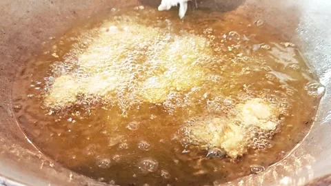 Deep frying chicken pieces in hot bubbling cooking oil. Vídeo Stock 342401739