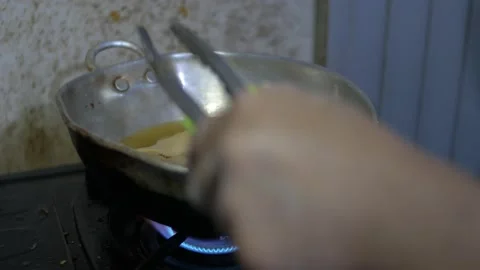 Deep frying cooking process of pangsit goreng or fried dumpling in hot oil Video stock 140234665