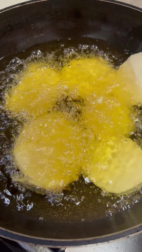 Deep frying crispy sweet potato tempura in bubbling hot oil Stock Footage 329285159