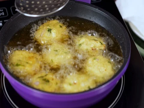 Deep Frying Masala vada-Closeup Shot 動画素材 80451406