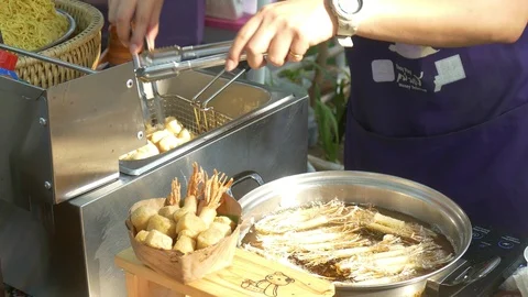 Deep frying meat balls Vidéo 108264127