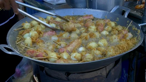 Deep frying meatballs Vidéo 111579062