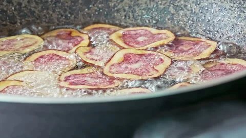 Deep frying native Peruvian potato slices. Vídeo Stock 344986193
