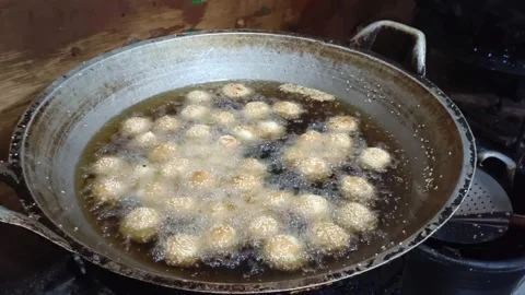 Deep frying onde-onde Video stock 308391841