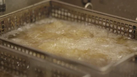 Deep frying shrimp Vidéo 104881640
