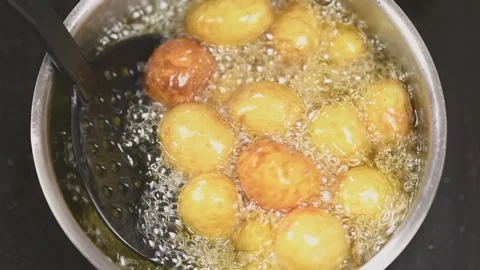 Deep frying of small new potatoes. Video stock 153481166