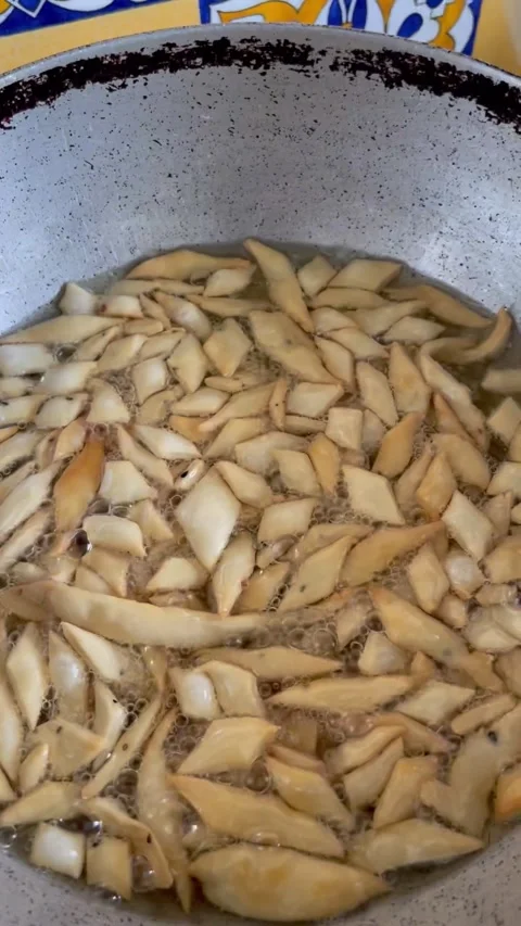 Deep frying a te time snack made with whole wheat flour called Nimki in pip.. Stock Footage 338373618