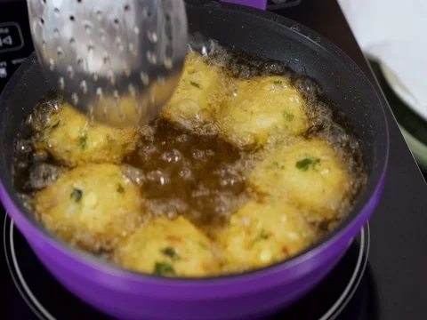 Deep Frying vada-Closeup Shot 動画素材 80451193