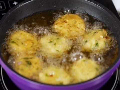 Deep Frying vada - South Indian Cuisine 動画素材 80451049