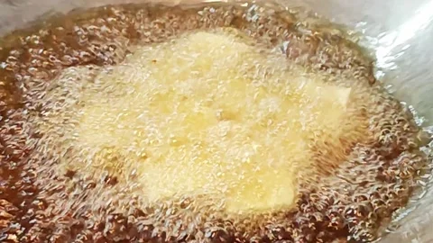 Deep frying white tofu cubes in hot boiling oil. Vidéo 344556754