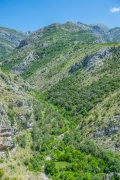 Deep gorge between high mountains. Foto stock