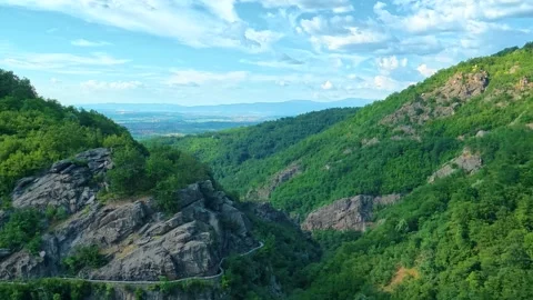 Deep green valleys and rocky cliffs. Stockbeeldmateriaal 341129216