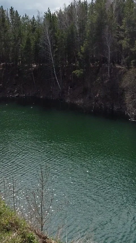 Deep green water glints under overcast skies Stock-Footage 347499287