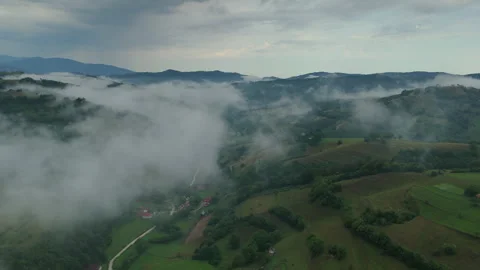 Deep navigation into a dramatic mist-filled Transylvanian mountain valley o.. Vídeo Stock 332354904
