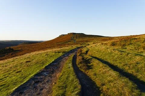 Deep rutted footpath leads to a distant Higger Tor. Foto stock