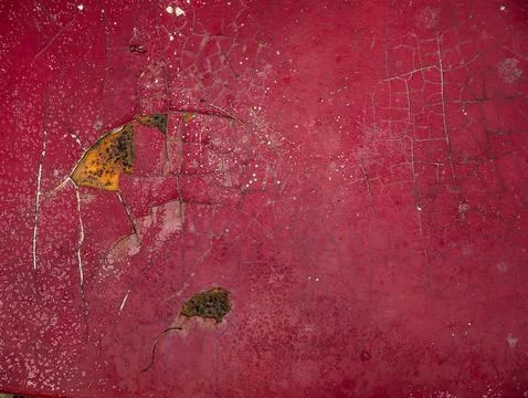 Deep scratch and peeling paint damage on red car body panel near wheel well.. Foto stock