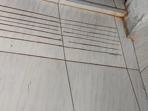 Deep Scratches and Surface Gouges on Ceramic Floor Tiles Foto stock