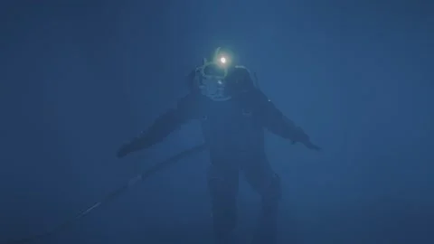 Deep Sea Diver Looking Around Underwater Animation Vídeo Stock 169195011
