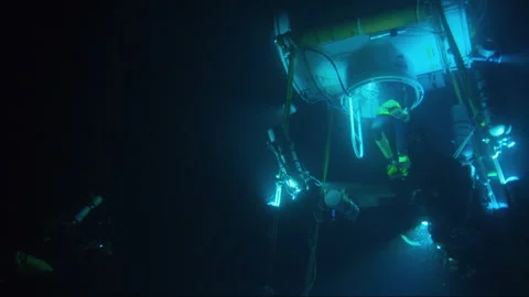 Deep sea saturation divers working on underwater habitat bell Vídeos de archivo 334979715