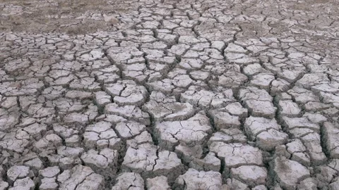 Deep splitting and cracking of the soil as a result of the decrease in near.. 스톡 동영상 285946352