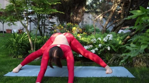 Deep stretch for flexibility and mobility 库存影片 336780650