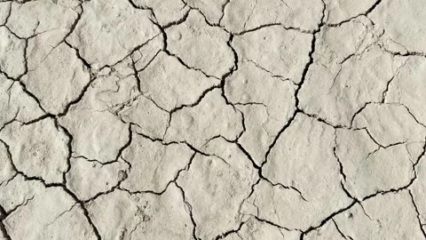 Deep Sunlit Cracks in the Dried Racetrack Playa Silt 库存影片 331275115