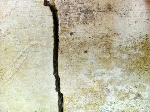 Deep vertical crack on old concrete wall surface Stock Photos