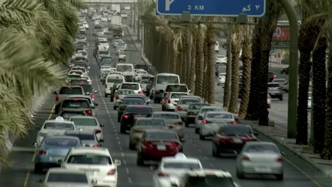 Deep view down a busy palm lined road in Riyadh time lapse 库存影片 346426502