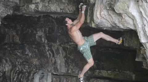Deep water solo climber swinging Video stock 24832660