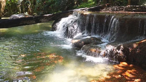 Deep waterfall slow motion. 库存影片 107126479