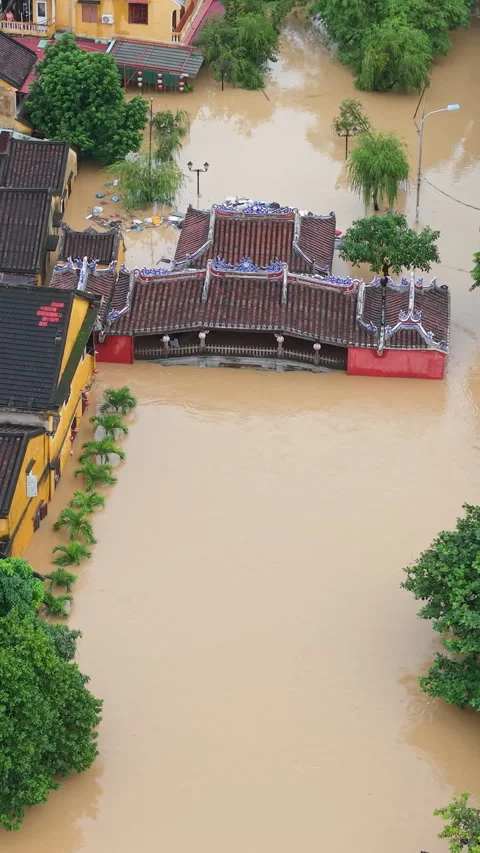 The deepest flood in history in Hoi An, Da Nang 2025. 스톡 동영상 320878491