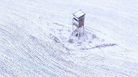 Deer-stand or watch tower for hunting of boars in snowy fields. Video stock 101071876