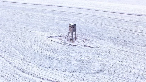 Deer-stand or watch tower for hunting of boars in snowy fields. Video stock 101072551