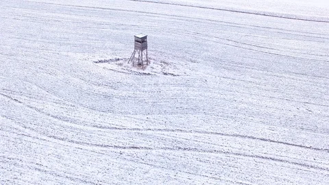 Deer-stand or watch tower for hunting of boars in snowy fields. Video stock 101072614