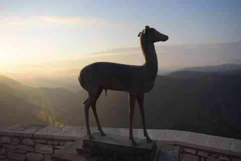 Deer statue and sunset Foto stock