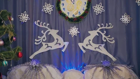 Deers, clock and a snarling blue ball Vidéo 126933495