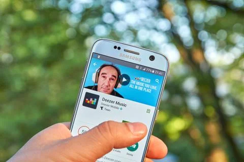 Deezer application on Samsung S7 screen Stockfoto's