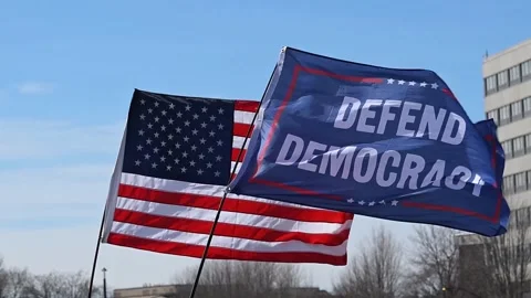 Defend democracy flag flying at the No Kings Rally in Minnesota Vídeos de archivo 331896758