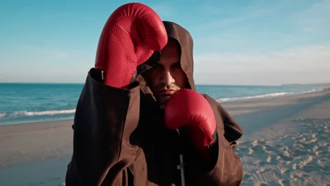 The Defense Pose For An Hooded Boxer Monk Видео 279724257