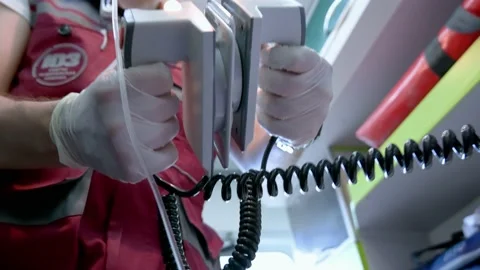 Defibrillator in an ambulance preparing for a shot 库存影片 154605538