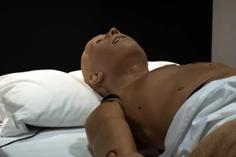 Defibrillator on a dummy doll for practice. Cpr dummy for training purposes Foto stock