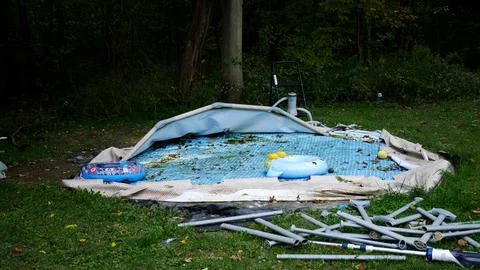 Deflated or Broken Pool Series - Camera Tilts to Broken Pool 10 Foto stock