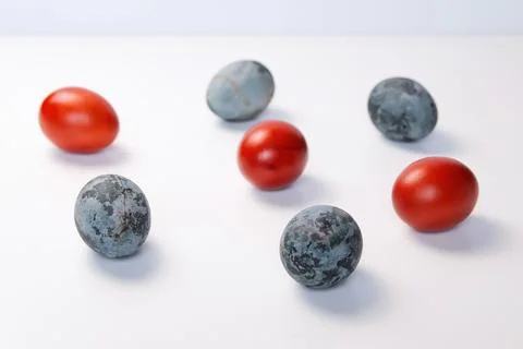 Defocus blue and red eggs on white background. Minimal Easter celebration c.. 스톡 사진