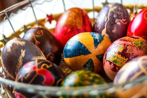 Defocus Easter eggs. Close-up round basket with colorful easter eggs on white Фото