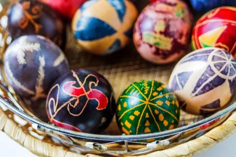 Defocus Easter eggs. Close-up round basket with colorful easter eggs on white Foto stock