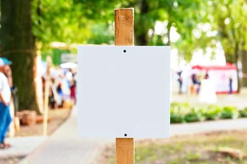 Defocus empty template, advertising mock-up, banner on grass near green par.. 스톡 사진