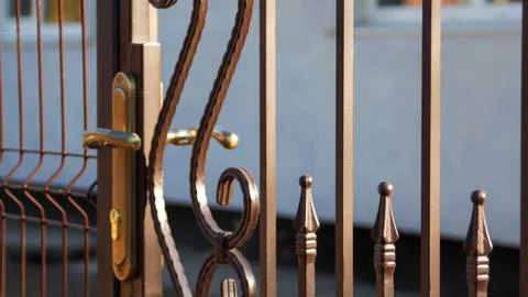 Defocus forged decor of forged elements for metal gates. Forged metal fence i Foto stock