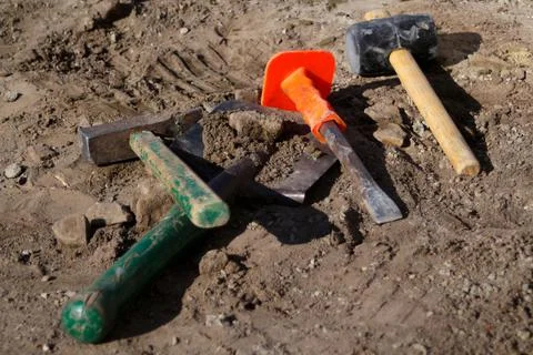 Defocus hammer, mallet, chisel and bayonet of the shovel lie on the ground. S Stock-Fotos